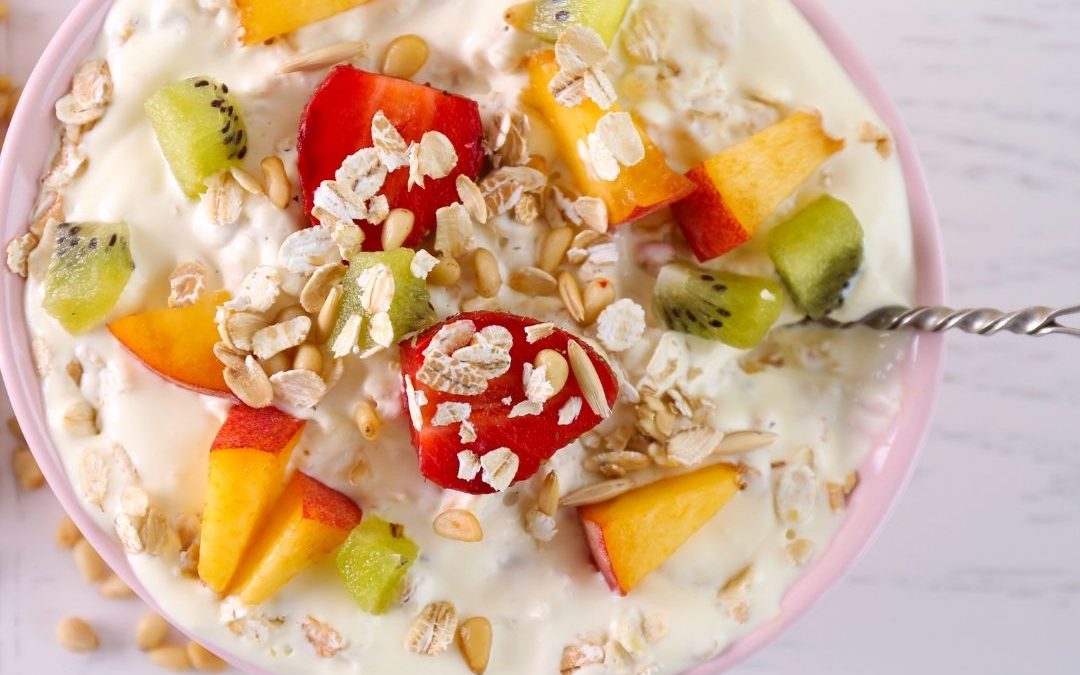 Quark mit Apfel, Kiwi und Haferflocken