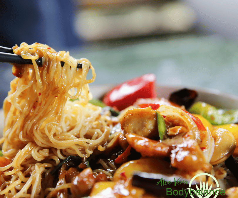 Gemüsepfanne in Erdnuss- Sauce mit Linsennudeln